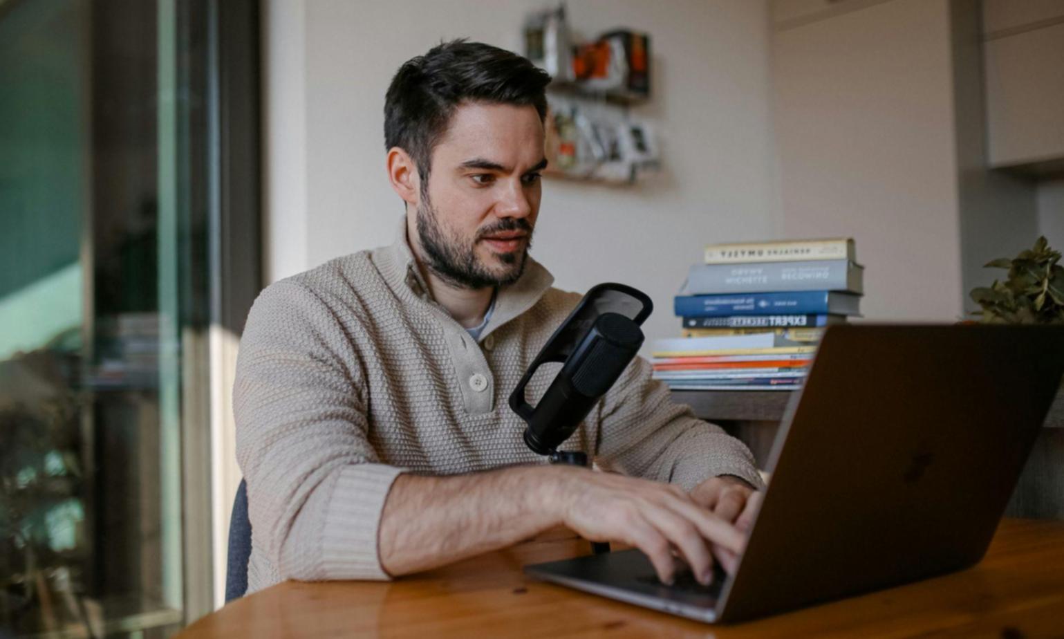 Geschäftsanalyse mit Diagrammen und Finanzberichten auf dem Schreibtisch