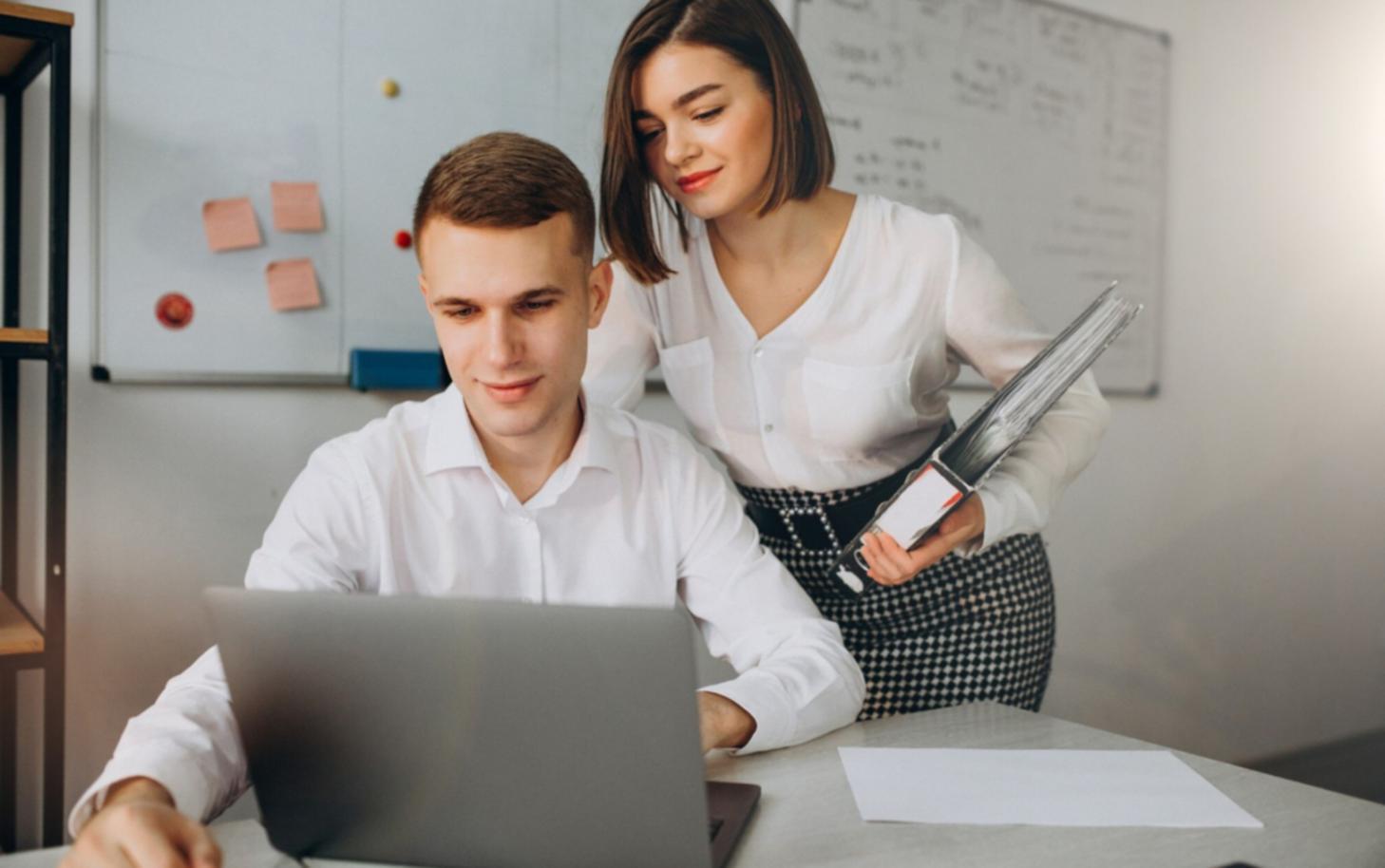 Detaillierte Finanzplanung mit Taschenrechner und Dokumenten